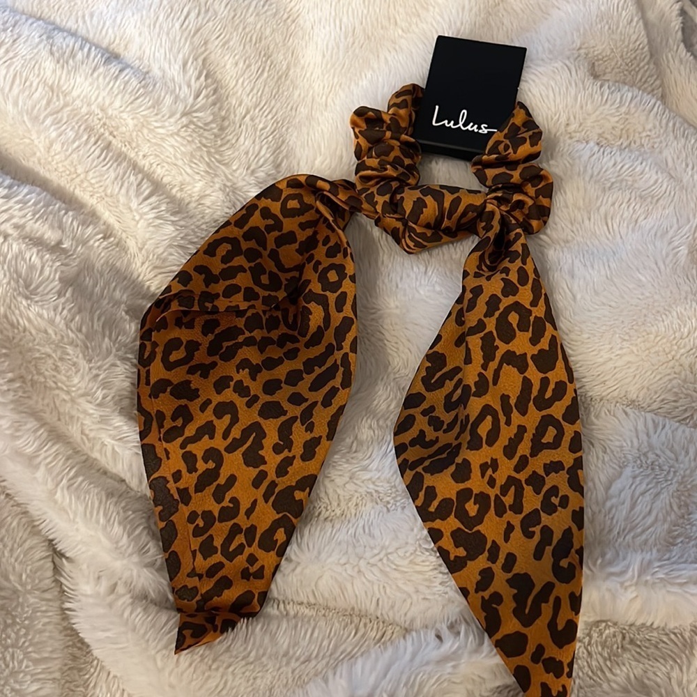 LULUS leopard hair scrunchie - Picture 4 of 4
